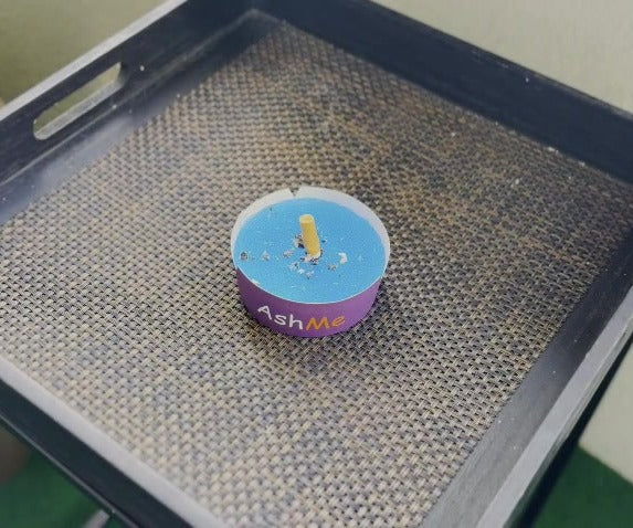 Peuk in de blauwe gel van de AshMe